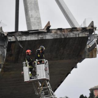 Les secours sont toujours à pied d'oeuvre sous le pont Morandi. [ANSA via AP/Keystone - Luca Zennaro]
