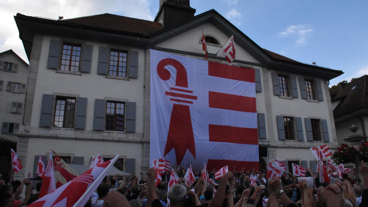 Un drapeau jurassien géant pour fêter l'anniversaire du 18 juin 2017, quand Moutier a voté pour son appartenance au canton du Jura. [RTS - Gaël Klein]