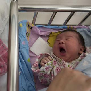 Une mère chinoise et son nouveau-né, photographiés en février 2014. [China Daily/Reuters]