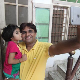 Le maire du village de Bidipur, en Inde, prend un selfie avec sa fille dans le cadre de la campagne contre l'avortement sélectif des foetus féminins. [DPA/AFP - Doreen Fiedler]