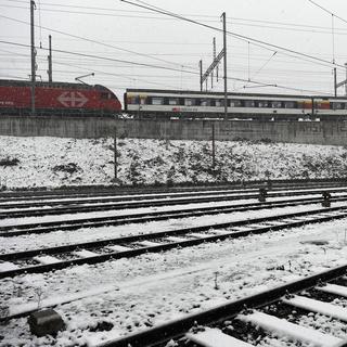 Les dérangements se multiplient sur le réseau ferroviaire suisse au gré de la mauvaise météo hivernale. [Keystone - Walter Bieri]