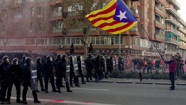 Le conseil des ministres à Barcelone a été marqué par des confrontations entre police et militants radicaux. [EPA/Keystone - Enric Fontcuberta]