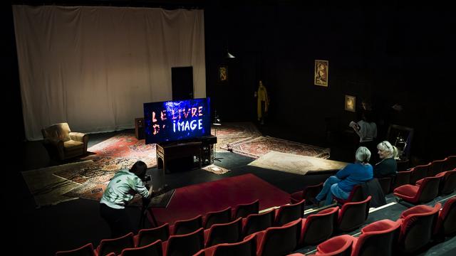 La scénographie permettant de voir le dernier film "Le livre d'image" du cinéaste Jean-Luc Godard est visible dans une salle du Théâtre de Vidy. [Jean-Christophe Bott]