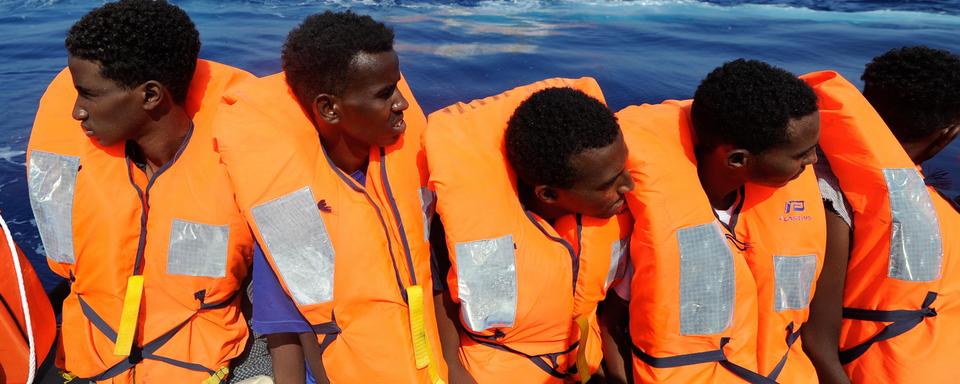 Des migrants sauvé par l'Aquarius en mer Méditerranée le 10 août dernier. [Keystone/EPA/SOS Méditerranée - Guglielmo Mangiapane]