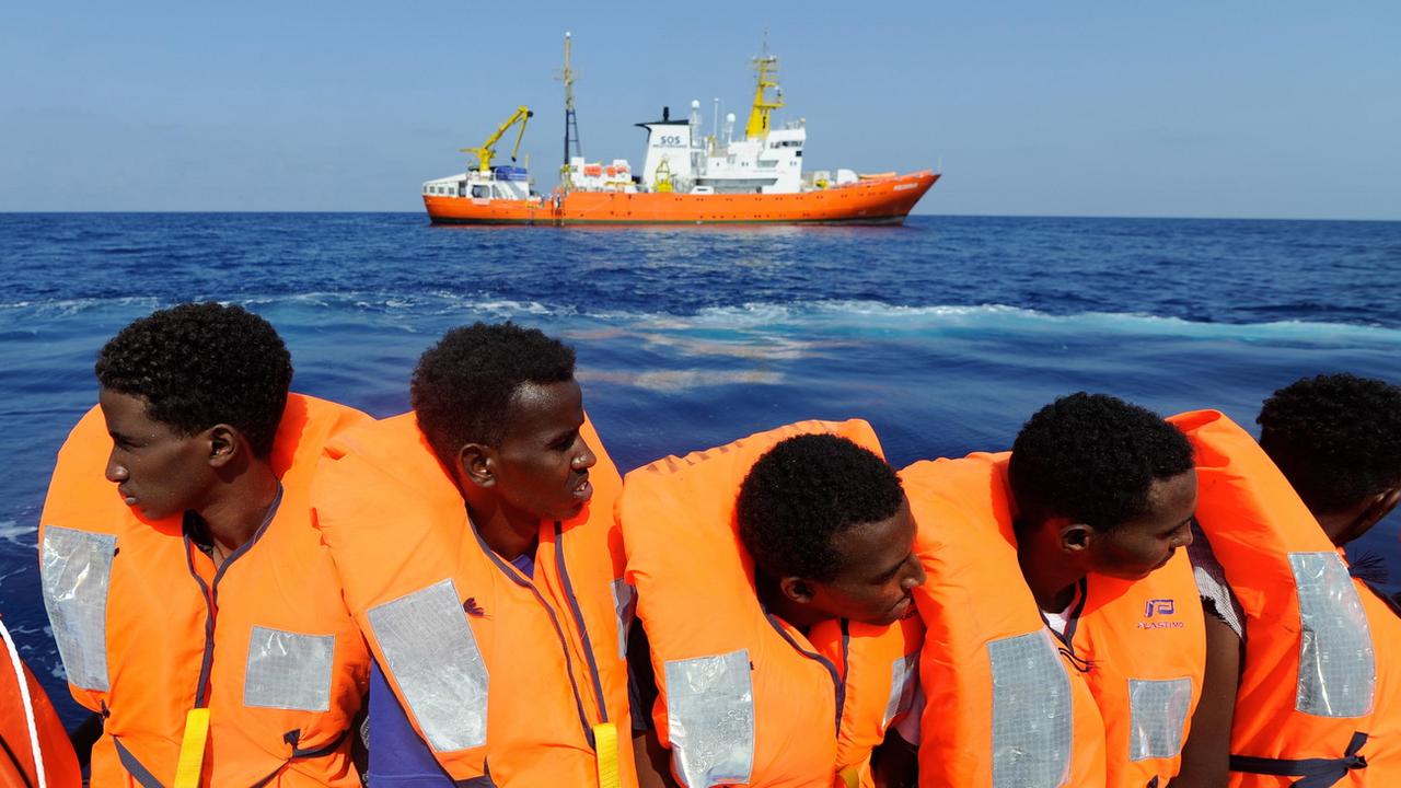 Des migrants sauvé par l'Aquarius en mer Méditerranée le 10 août dernier. [Keystone/EPA/SOS Méditerranée - Guglielmo Mangiapane]