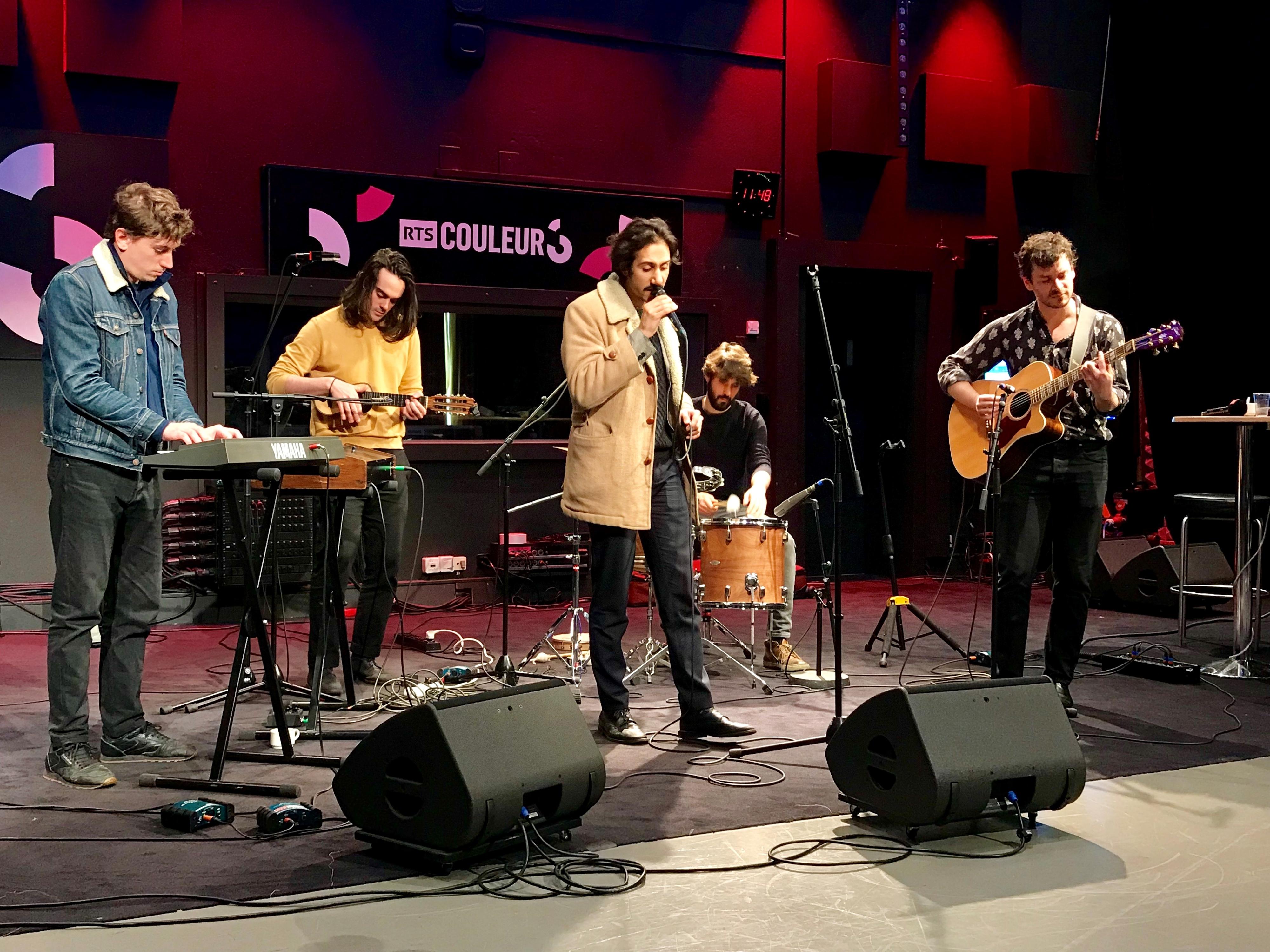 Le quintet français Feu! Chatterton en schowcase dans les locaux de Couleur 3 à Lausanne, le 3 avril 2018. [RTS - Marie-Dominique Schenk-Vallée]