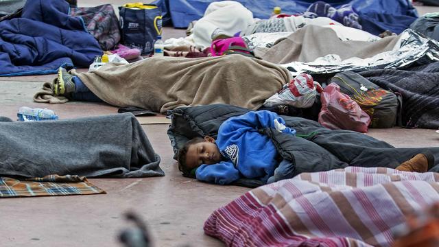 Un enfant de la "caravane des migrants" dort à Tijuana, au Mexique, près de la frontière avec les Etats-Unis. [AFP - Guillermo Arias]