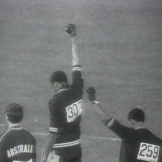 Les athlètes noirs américains Tommies Smith et John Carlos aux Jeux olympiques de Mexico, 1968. [RTS]