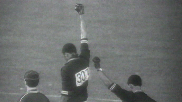 Les athlètes noirs américains Tommies Smith et John Carlos aux Jeux olympiques de Mexico, 1968. [RTS]