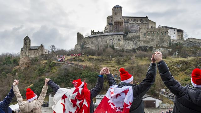 Manifestation en faveur des JO Sion 2026, entre le château de Tourbillon et la basilique de Valère dans la capitale valaisanne. (image d'illustration) [Keystone - Gabriel Monnet]