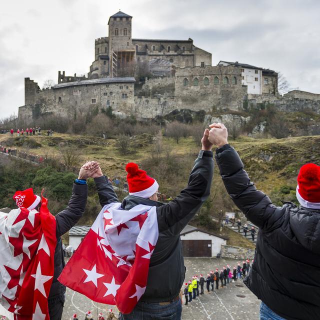 Manifestation en faveur des JO Sion 2026, entre le château de Tourbillon et la basilique de Valère dans la capitale valaisanne. (image d'illustration) [Keystone - Gabriel Monnet]