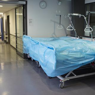 Des lits vides à l'Hôpital Triemli de Zurich. [Keystone - Gaetan Bally]