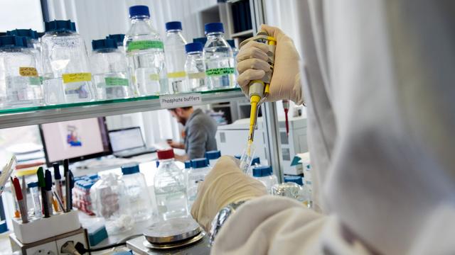 Les analyses en laboratoire pèsent sur les coûts de la santé. [Keystone - Gabriele Putzu]