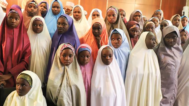 Après un mois de détention, plus d’une centaine d’écolières nigérianes ont été libérées mercredi 21 mars par leurs ravisseurs, des militants islamistes de Boko Haram. [AFP - PHILIP OJISUA]