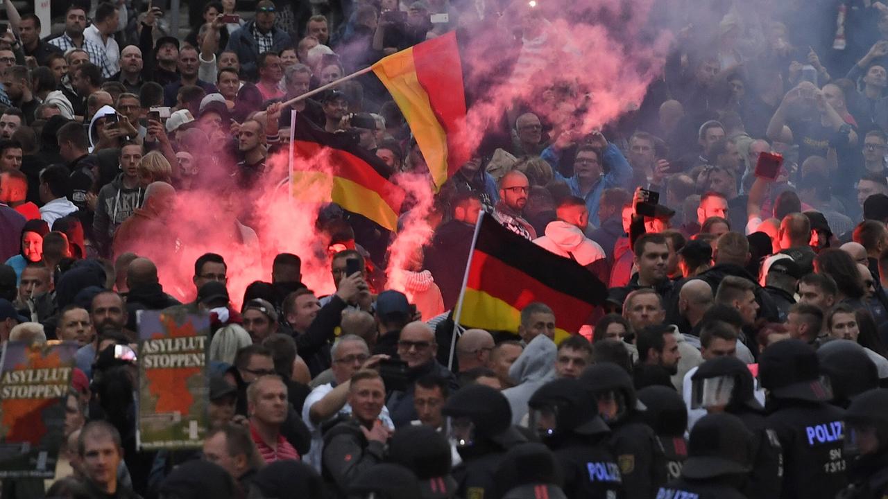 L'extrême droite allemande se mobilise en masse depuis les événements de Chemnitz, en Saxe. [EPA/Keystone - Filip Singer]