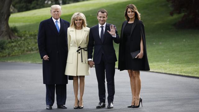 Le président américain Donald Trump et son épouse Melania Trump posent avec le président français Emmanuel Macron et Brigitte Macron. [Reuters - Carlos Barria]