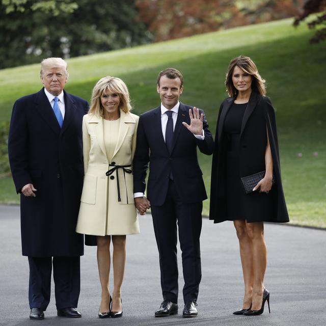 Le président américain Donald Trump et son épouse Melania Trump posent avec le président français Emmanuel Macron et Brigitte Macron. [Reuters - Carlos Barria]