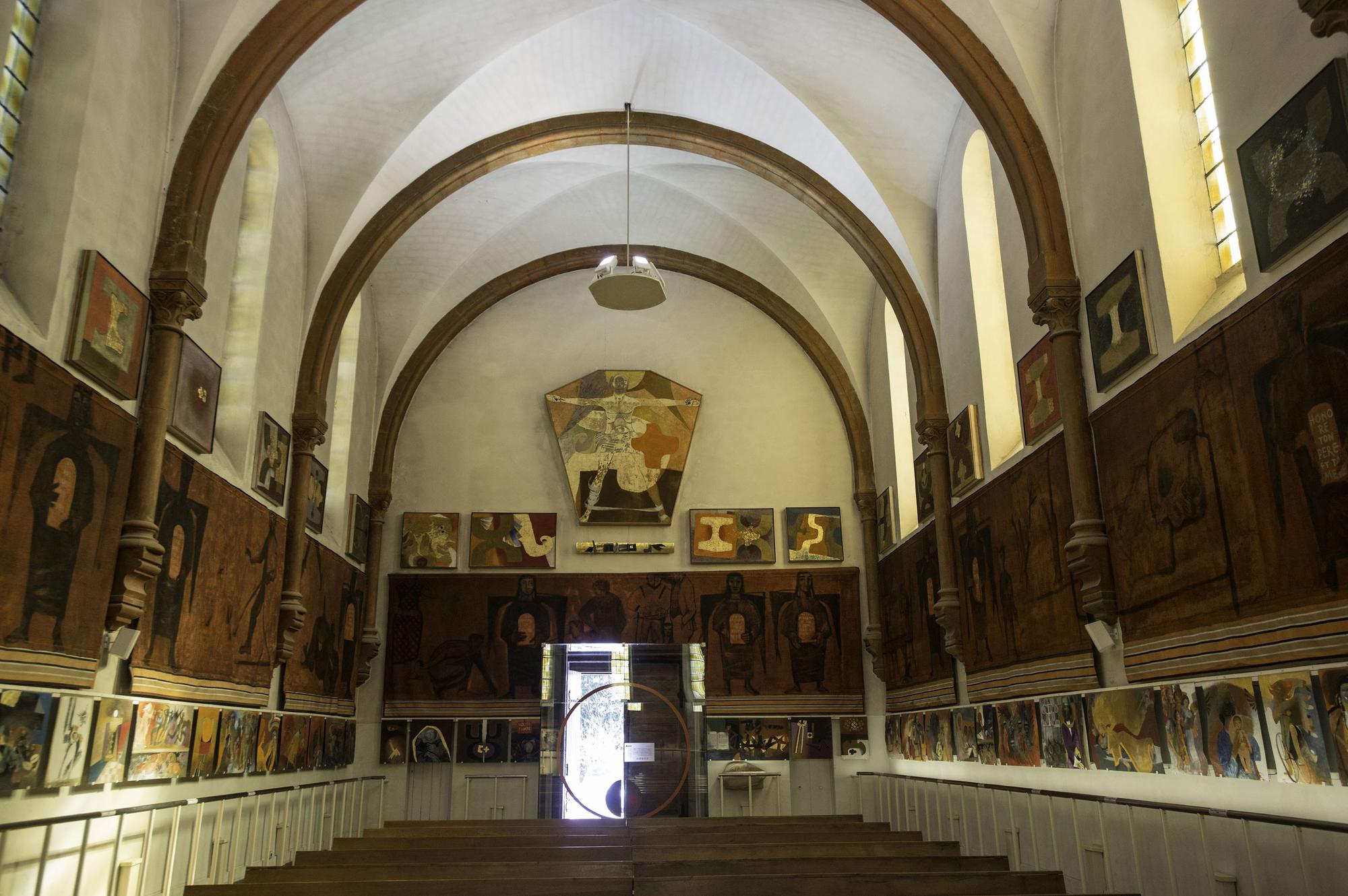 L'intérieur de l'église de Saint-Hugues dans le massif de la grande Chartreuse. Une oeuvre réalisée par le peintre Arcabas. [hemis.fr/AFP - Pierre Witt]