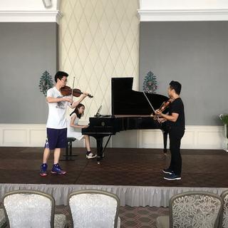 Un camp d'été pour de jeunes musiciens chinois au bord du lac des Quatre Cantons. [RTS - Séverine Ambrus]