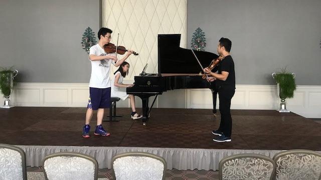 Un camp d'été pour de jeunes musiciens chinois au bord du lac des Quatre Cantons. [RTS - Séverine Ambrus]