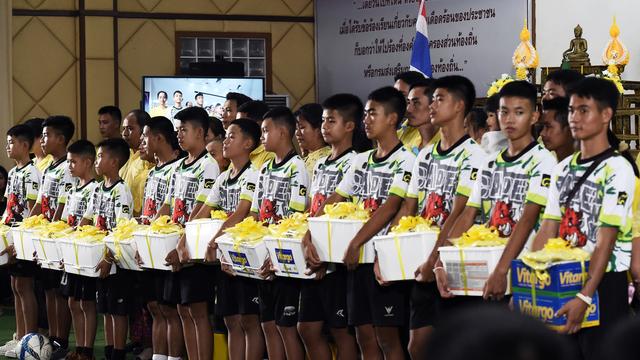 Les douze enfants et leur entraîneur de football sauvés d'une grotte en Thaïlande en bonne forme devant la presse. [AFP - Lillian Suwanraupha]