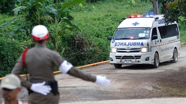 Une ambulance évacue un des enfants évacués de la grotte dans le nord de la Thaïlande mardi. [EPA/Keystone - Pongmanat Tasiri]