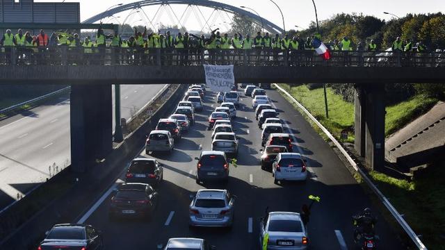 Des manifestants bloquant le trafic sur et sous un pont de la région de Toulouse. [afp - Pascal Pavani]