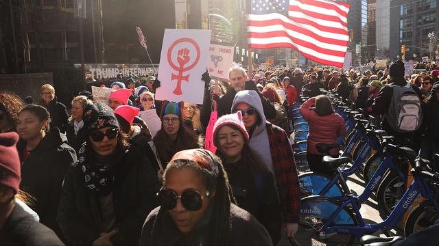 Une nouvelle Marche des femmes a réuni des dizaines de milliers de manifestants dénonçant la politique de Donald Trump, comme ici à New York. [AFP - Spencer Platt]