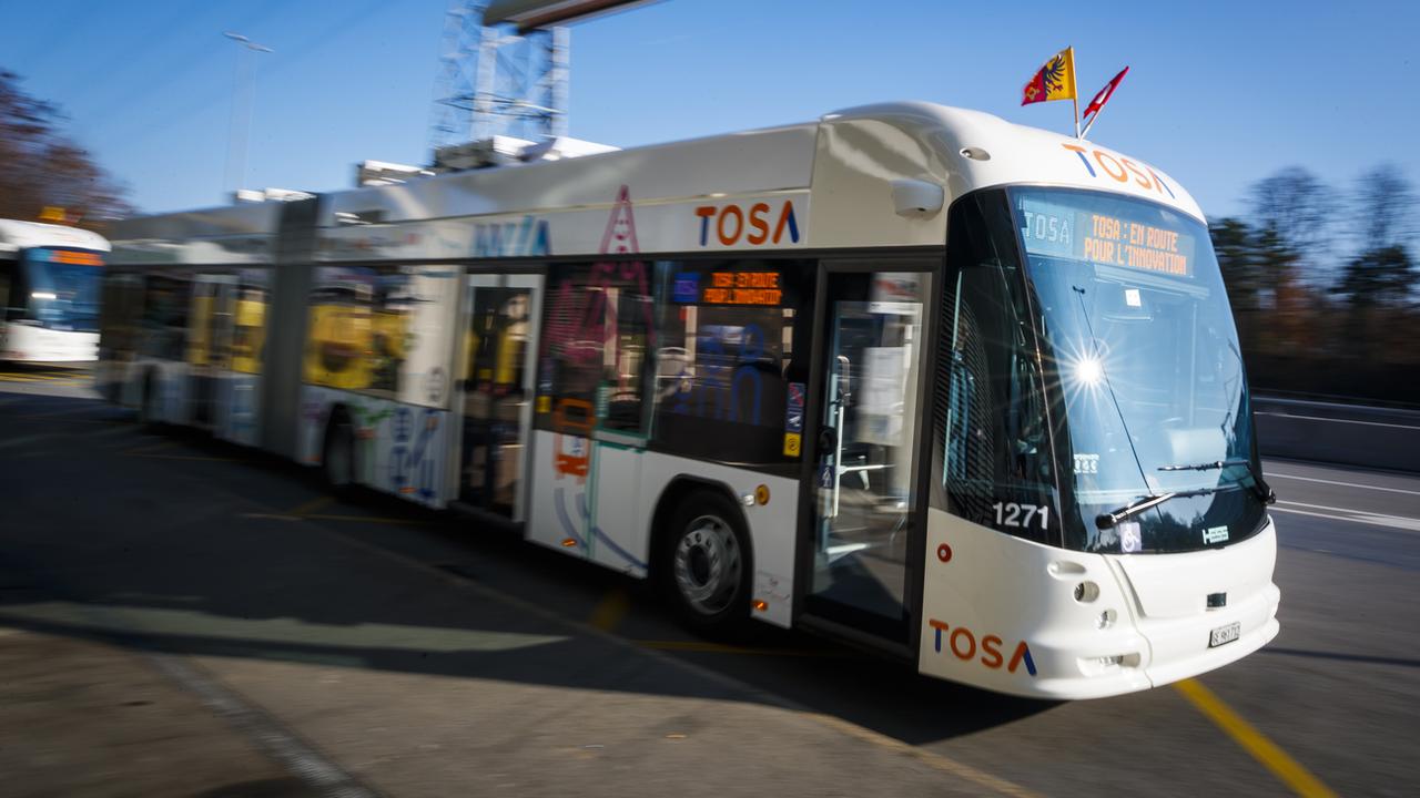 Un bus 100% électrique de type TOSA qui circule sur le réseau des Transports publics genevois. [Keystone - Valentin Flauraud]