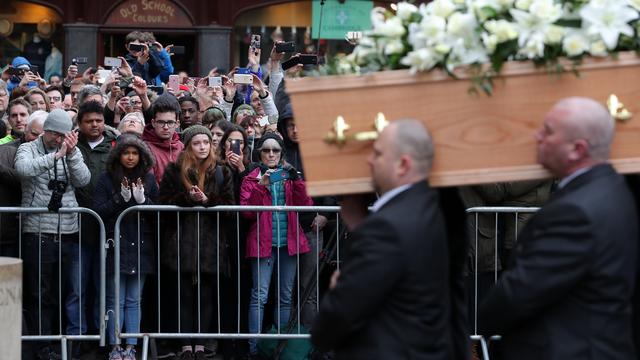 Le public rassemblé dans les rues de Cambridge a applaudi au passage du cercueil. [AFP - Daniel Leal-Olivas]