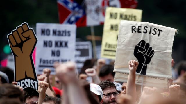 Une contremanifestation proteste contre un rassemblement de sympathisants néonazis à Washington. [Reuters - Leah Millis]