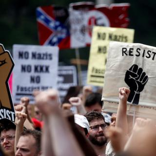 Une contremanifestation proteste contre un rassemblement de sympathisants néonazis à Washington. [Reuters - Leah Millis]