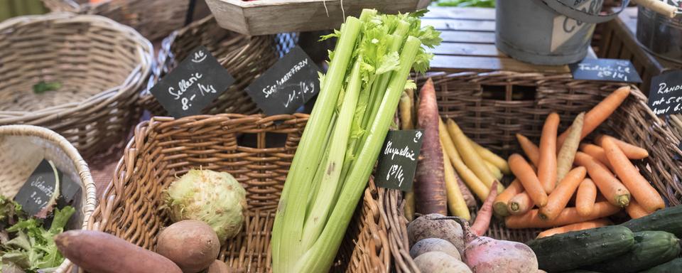 Des paniers de légumes provenant des fermes de la campagne zurichoise vendus dans une épicerie de la ville. [Gaetan Bally]