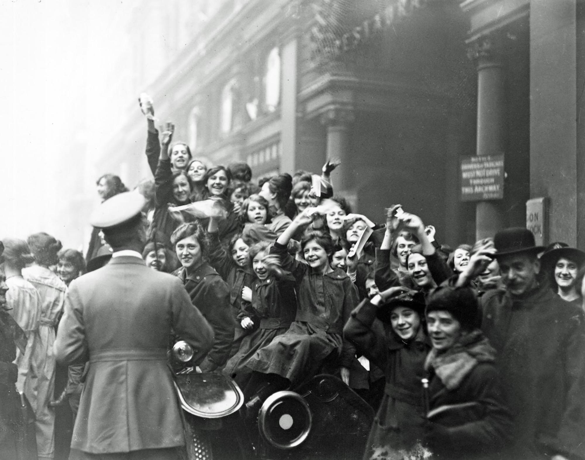 La population célébre l'armistice de 1918 dans les rues de Londres, en Angleterre. [AFP]