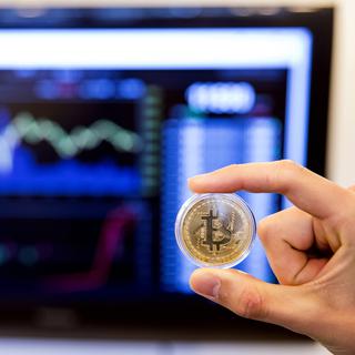 La capitalisation totale des monnaies virtuelles, dont le bitcoin, était en chute libre début janvier 2018. [AFP - Jack Guez]