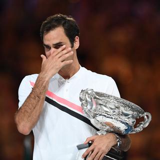 Roger Federer submergé par l'émotion après avoir remporté son 6e titre de l'Open d'Australie et son 20e du Grand Chelem, ce dimanche 28 janvier. [Keystone - Lukas Coch - EPA]