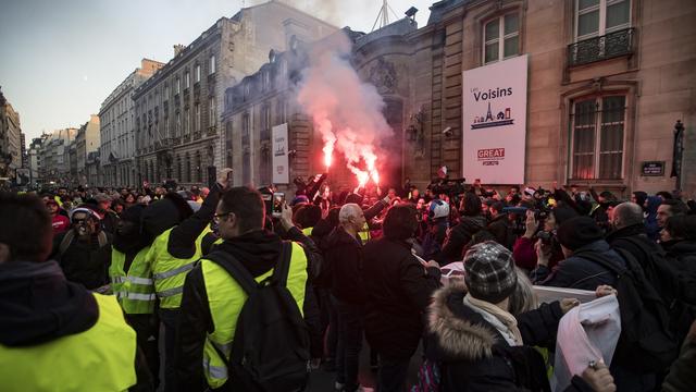 Des "gilets jaunes" marchent vers le Palais de l'Elysée à Paris, ce 17 novembre 2018. [EPA - IAN LANGSDON]