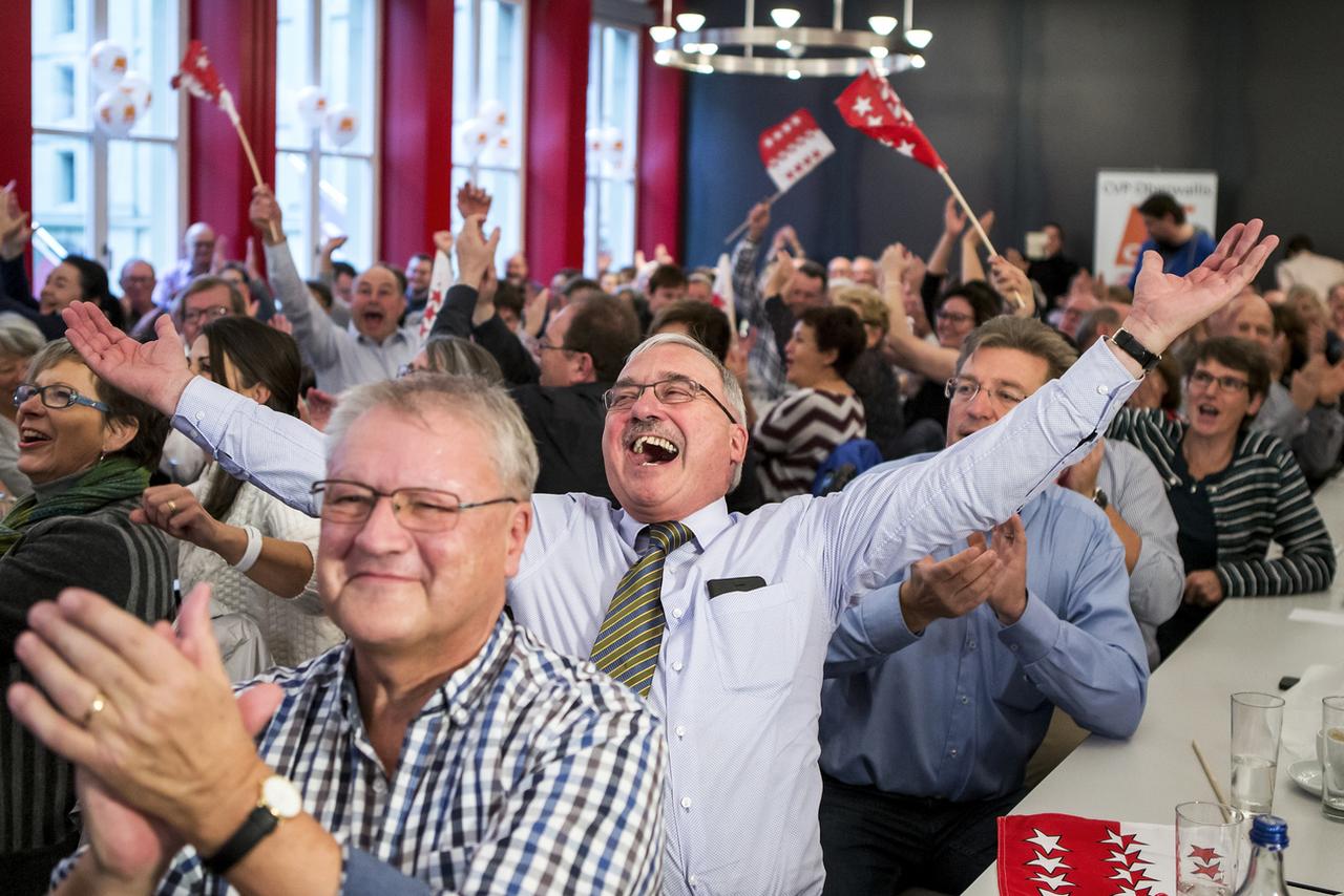 La liesse du "stamm" valaisan après l'élection de la conseillère fédérale Viola Amherd. [Keystone - Alexandra Wey]