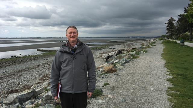 Vincent Lalonde, directeur général de la ville de Surrey, sur la plage de Crescent Beach. [Radio Canada - Dominique Arnoldi]