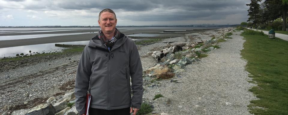 Vincent Lalonde, directeur général de la ville de Surrey, sur la plage de Crescent Beach. [Radio Canada - Dominique Arnoldi]