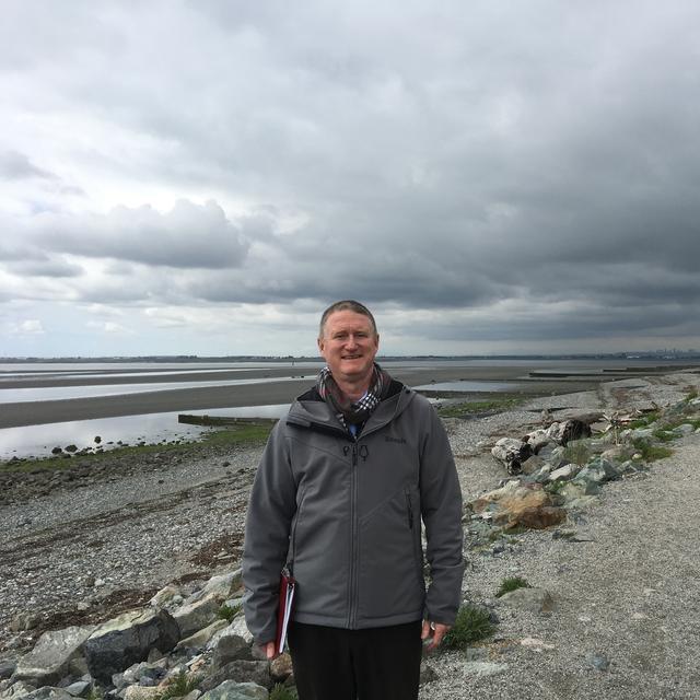 Vincent Lalonde, directeur général de la ville de Surrey, sur la plage de Crescent Beach. [Radio Canada - Dominique Arnoldi]