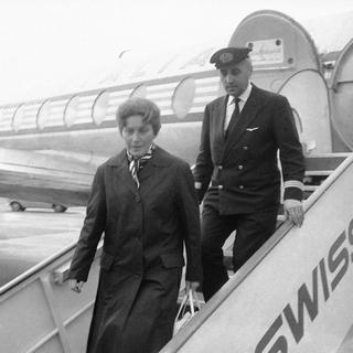 Svetlana Stalina, fille du dictateur soviétique Staline, à son arrivée à Genève en mars 1967. [AP/Keystone]