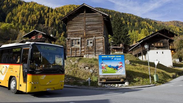 Un bus de CarPostal à Grimentz (VS) dans le val d'Anniviers. [Keystone - Jean-Christophe Bott]