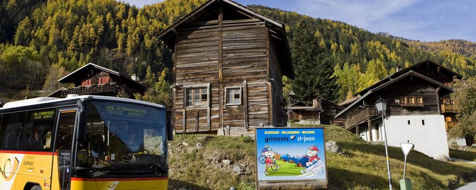 Un bus de CarPostal à Grimentz (VS) dans le val d'Anniviers. [Keystone - Jean-Christophe Bott]