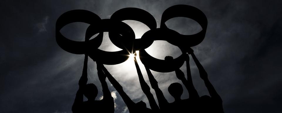 Une statue représentant les anneaux olympiques devant le siège du CIO à Lausanne. [Keystone - Valentin Flauraud]