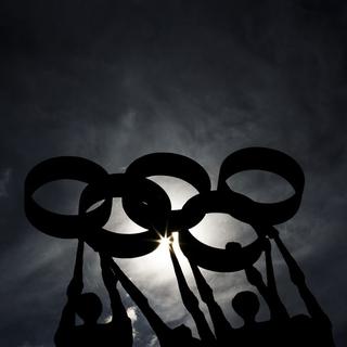Une statue représentant les anneaux olympiques devant le siège du CIO à Lausanne. [Keystone - Valentin Flauraud]