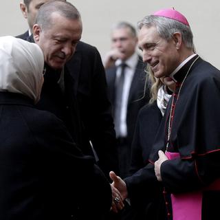 Le président turc et son épouse à leur arrivée lundi matin au Vatican. [AP/Keystone - Gregorio Borgia]