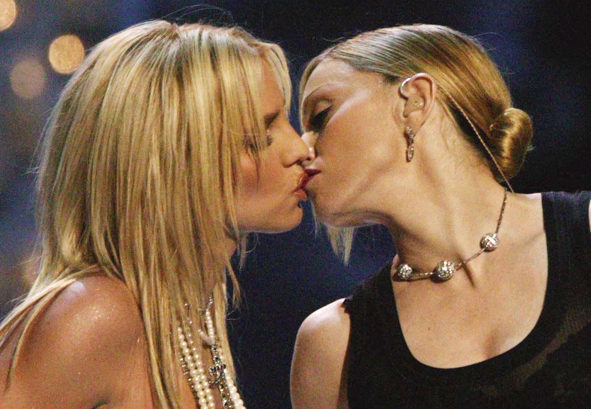 28 août 2003, Madonna embrasse Britney Spears sur scène lors des MTV Video Music Awards. [AFP - Dave Hogan]