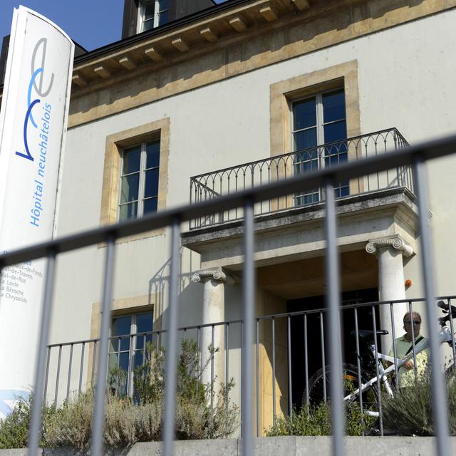 L'entrée de l'Hôpital neuchâtelois, site de Pourtalès, en ville de Neuchâtel. La famille Pourtalès s'est enrichie grâce notamment au commerce des "indiennes", des tissus qui servaient à l'échange contre des esclaves. [KEYSTONE - Laurent Gillieron]