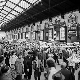 Manifestation de cheminots à la gare Saint-Lazare à Paris en juin 1960. [AFP]